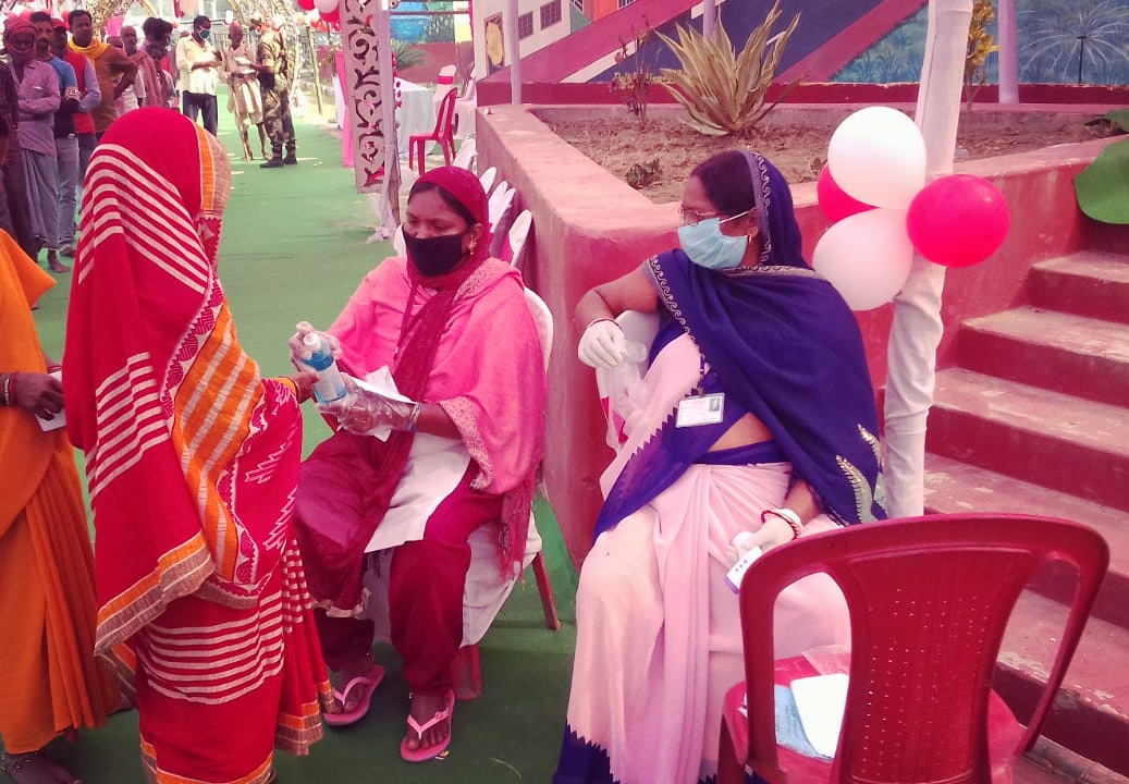 purnea_sveep's tweet photo. आदर्श मतदान केंद्र, मतदान केंद्र संख्या - 170, पंचायत सरकार भवन, रूपसपुर खगहा, धमदाहा विधानसभा, पूर्णिया में मतदान करते मतदाता।
सहज, सुगम, सुरक्षित मतदान।
#BiharElection2020 
#SVEEP_PURNEA https://t.co/gigi6W71mO