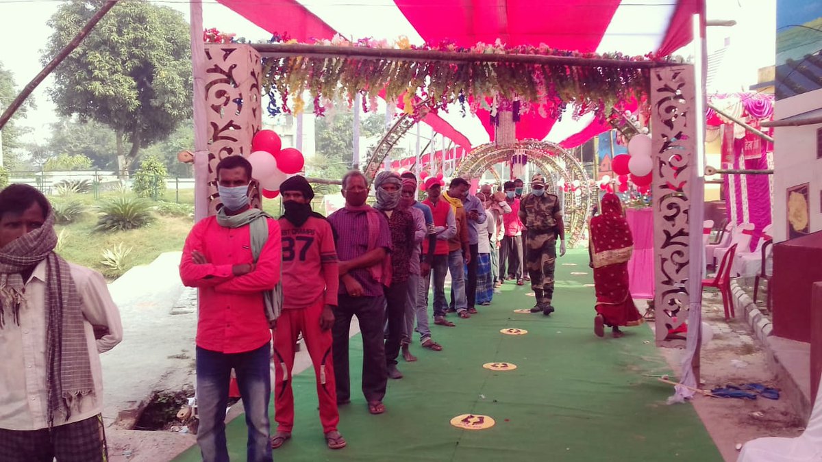 purnea_sveep's tweet photo. आदर्श मतदान केंद्र, मतदान केंद्र संख्या - 170, पंचायत सरकार भवन, रूपसपुर खगहा, धमदाहा विधानसभा, पूर्णिया में मतदान करते मतदाता।
सहज, सुगम, सुरक्षित मतदान।
#BiharElection2020 
#SVEEP_PURNEA https://t.co/gigi6W71mO