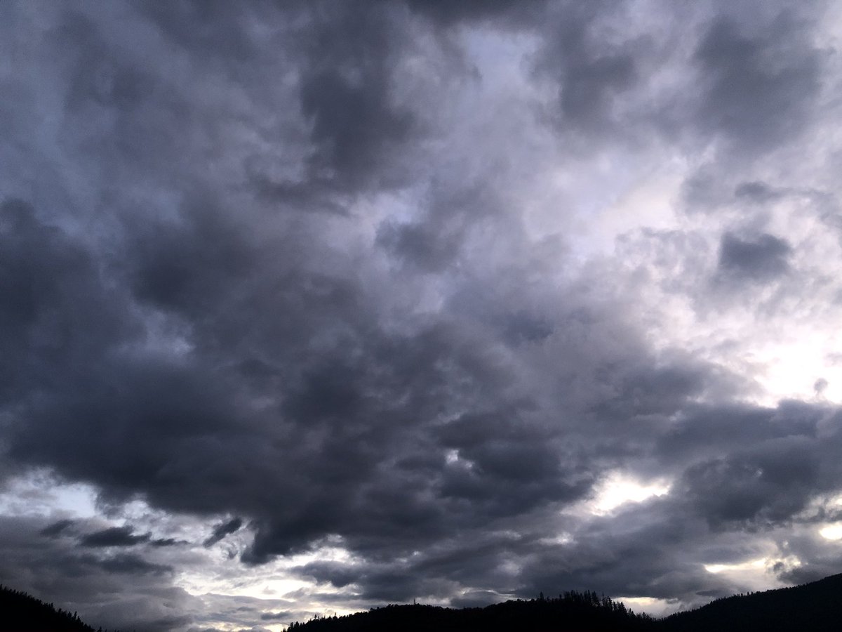 wildernessofzin's tweet photo. Applegate Valley tonight. https://t.co/rF5PkGmspK