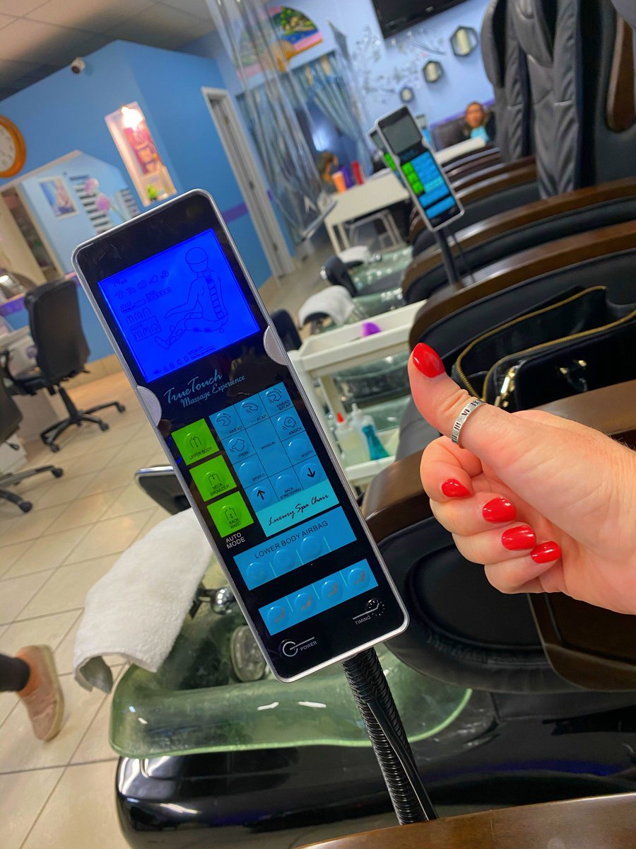 PoundingGrapes's tweet photo. I be most adventurous (just a little #sharkdiving, #skydiving, try to cook kinda crazy chickie) 🤪 So after work on a Friday I had to try something different - #wine #nailart! 😜🍷 Too much fun & OMG their new massage chairs are to die for! 😆
#winelover #mani #naildippowder https://t.co/cPZCKEFP85