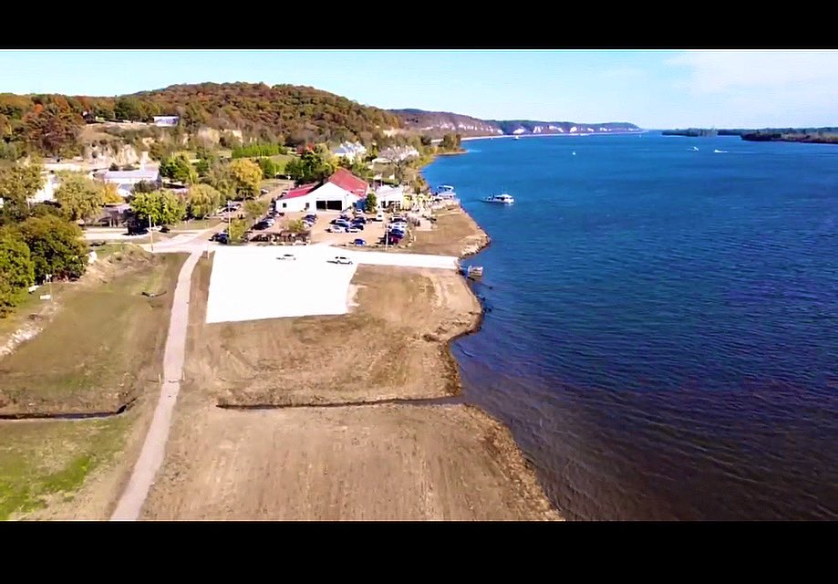 goolander91's tweet image. Facing south over #graftonillinois Mississippi River #theloadingdock  #grafton ++ Zazu’s  🕹📲🛸 🎮first flight/post #midwestliving #midwest #landscape Grafton @LoadingDockIL #MississippiRiver #zazuthedrone #whereisdroneemoji #autumn #leaves #foliage #earthfocus #outdoors