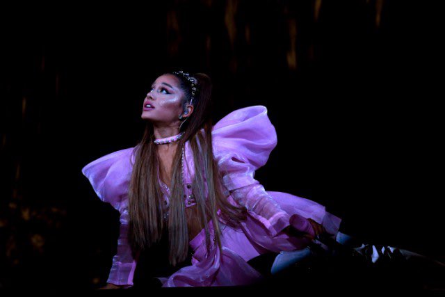 den rt para que los puntos sigan contando 🤍

I vote Ariana Grande for Favorite Social Artist at the #AMAs