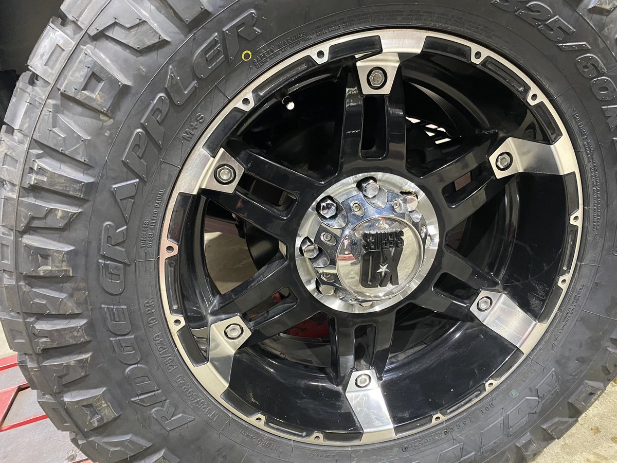 STILco_Official's tweet photo. NITTO RIDGE GRAPPLER

ブロックパターンは好きだけど ロードノイズを気にする方にはTERRA GRAPPLER並に いやそ��以上に静かかも🎶

サイドのイカにも感も⭕なんで 見た目はいかつく でも静かなSUVタイヤが好きな方にはおすすめです❗

#NITTO #タイヤ #SUV #クロカン  #オフロード https://t.co/OT8xT6NEDN