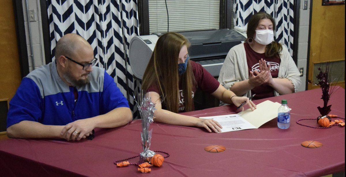 AnabelleSchopp1's tweet photo. I signed my NLI today to attend  @EvangelUniv next fall! I’m so excited! Thank you so much to everyone who helped me achieve this goal! Especially my parents and @KeetonTennison! @EvangelWBB I’ll see you guys soon! https://t.co/Y1FyVdDSmR
