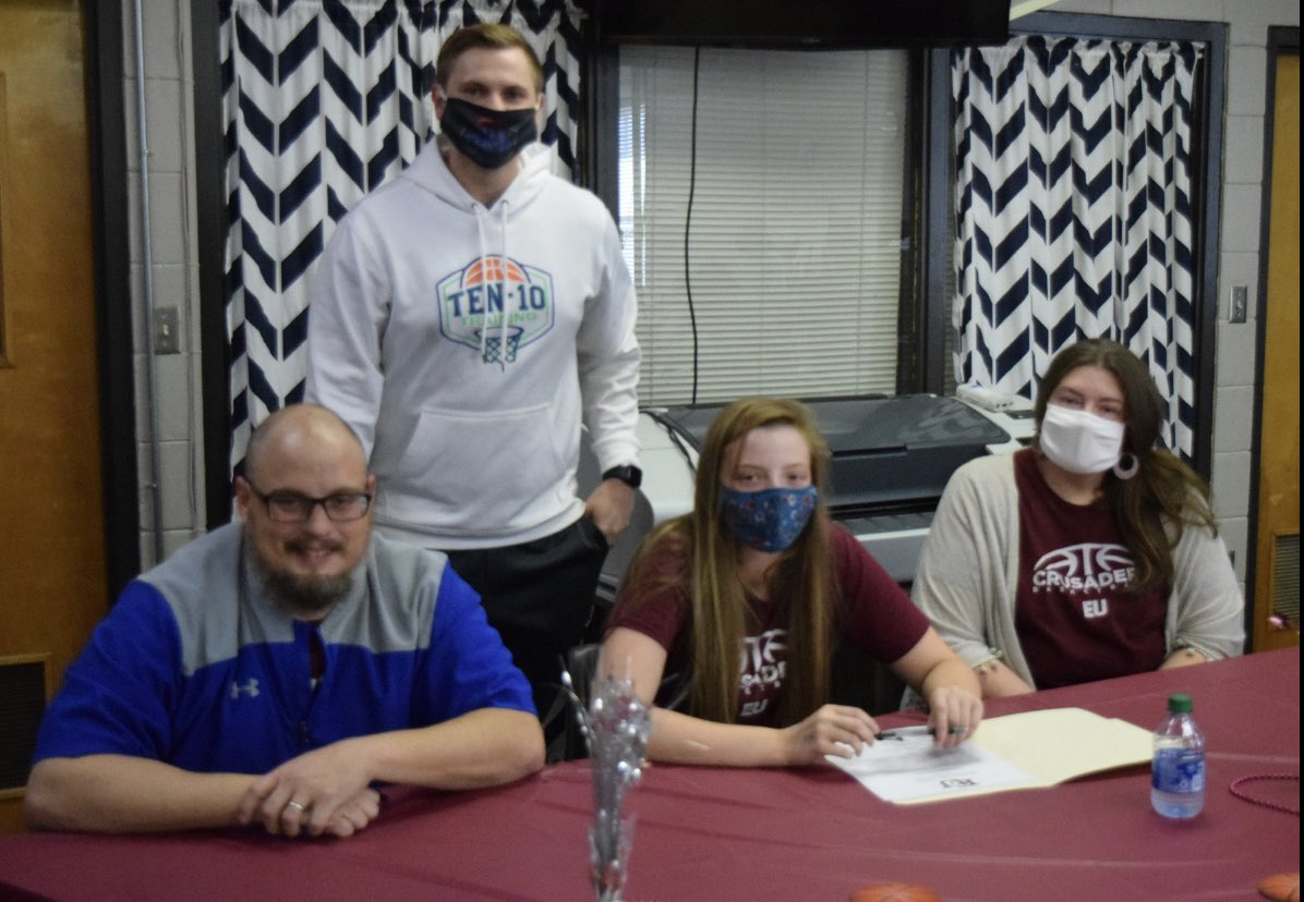 AnabelleSchopp1's tweet photo. I signed my NLI today to attend  @EvangelUniv next fall! I’m so excited! Thank you so much to everyone who helped me achieve this goal! Especially my parents and @KeetonTennison! @EvangelWBB I’ll see you guys soon! https://t.co/Y1FyVdDSmR