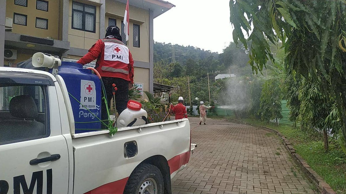 pmicilegon's tweet photo. #CegahCovid19, Sabtu (7/11) Tim Spraying @pmicilegon #GugusTugas lakukan sterilisasi di Lingkungan Puskesmas Pulomerak Kota Cilegon
Lengkap: https://t.co/WggZS3jZx3
#PMIKotaCilegon #PMISiapBantu #InfoCilegon
@palangmerah @Divisi_PB_PMI @pemkotcilegon @info_cilegon @fesbukbanten https://t.co/ndrn41gRCx
