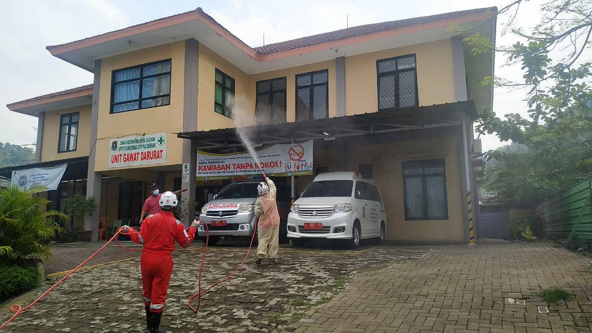 pmicilegon's tweet photo. #CegahCovid19, Sabtu (7/11) Tim Spraying @pmicilegon #GugusTugas lakukan sterilisasi di Lingkungan Puskesmas Pulomerak Kota Cilegon
Lengkap: https://t.co/WggZS3jZx3
#PMIKotaCilegon #PMISiapBantu #InfoCilegon
@palangmerah @Divisi_PB_PMI @pemkotcilegon @info_cilegon @fesbukbanten https://t.co/ndrn41gRCx