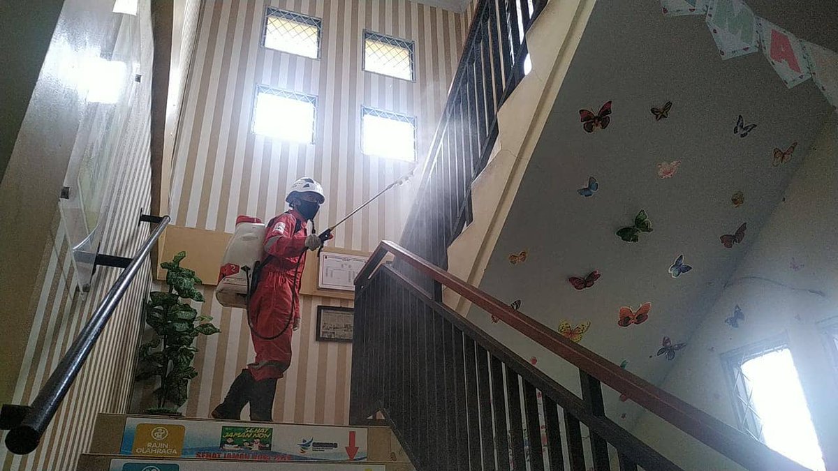 pmicilegon's tweet photo. #CegahCovid19, Sabtu (7/11) Tim Spraying @pmicilegon #GugusTugas lakukan sterilisasi di Lingkungan Puskesmas Pulomerak Kota Cilegon
Lengkap: https://t.co/WggZS3jZx3
#PMIKotaCilegon #PMISiapBantu #InfoCilegon
@palangmerah @Divisi_PB_PMI @pemkotcilegon @info_cilegon @fesbukbanten https://t.co/ndrn41gRCx