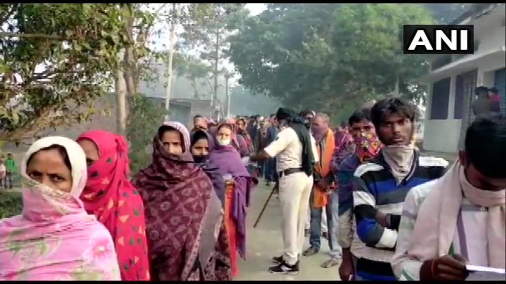 BJP4Bihar's tweet photo. सोशल डिस्टैंसिंग और कोविड के प्रोटोकाल का पूरा पालन करें। 

घर से बाहर निकालें, मतदान ज़रूर करें!
विकास और प्रगति को चुनें।

#JeetegaNDA https://t.co/kyNpr8MDXX