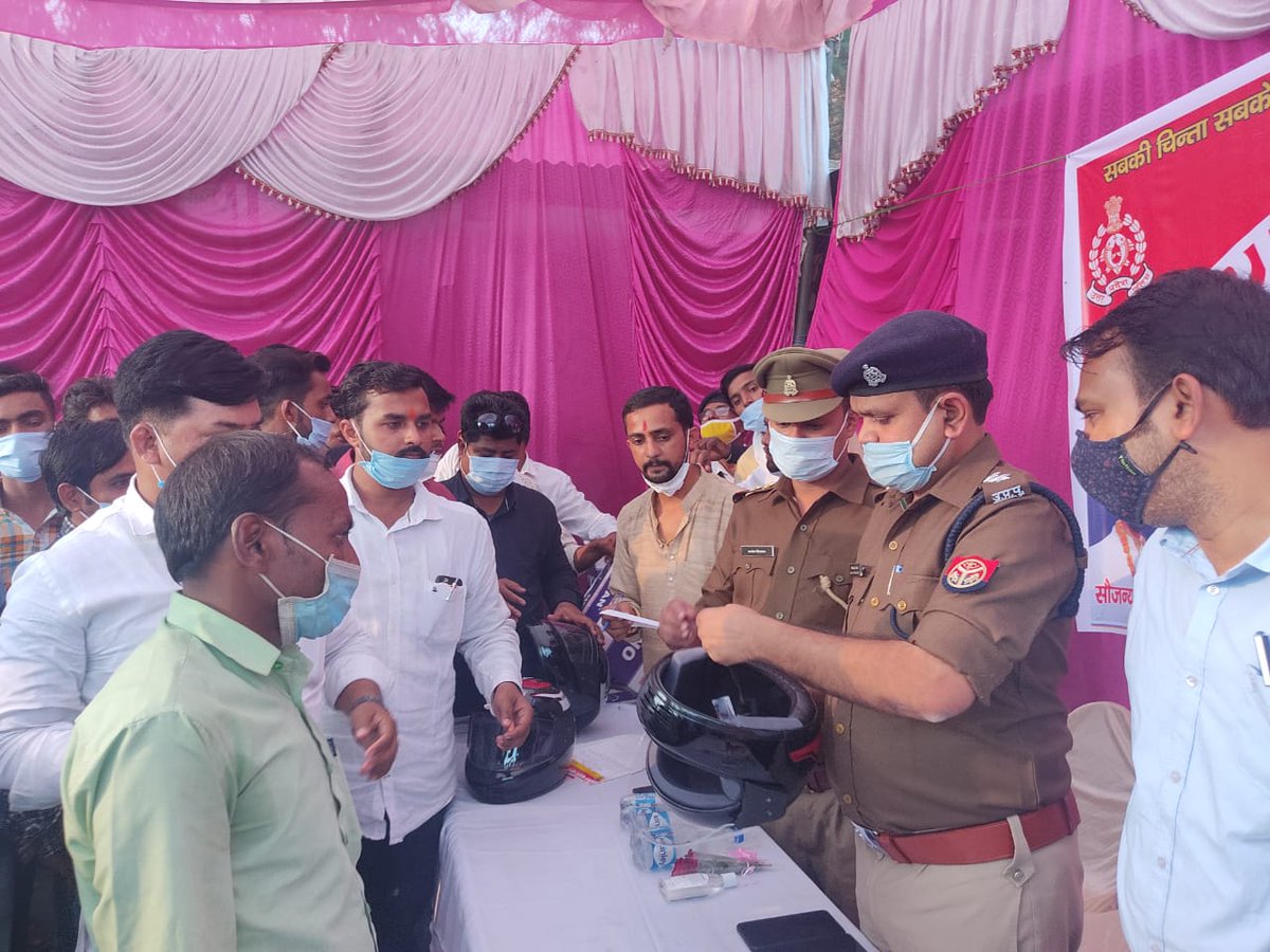 JitndierP's tweet photo. @yadavakhilesh @myogiadityanath @dgpup सराहनीय कार्य ब्राह्मण महासभा के सेरे सिध्दार्थ नगर जिला अध्यक्ष पंडित रामकृष्ण पं. राम कृष्ण पाण्डेय द्वारा सैकड़ो लोगो को हेलमेट वितरण किया गया और वाहन चलाते समय नियमों का पालन करने कि जानकारी दी गयी
जय श्री राम जय दादा परशुराम https://t.co/gk9L07WeYq