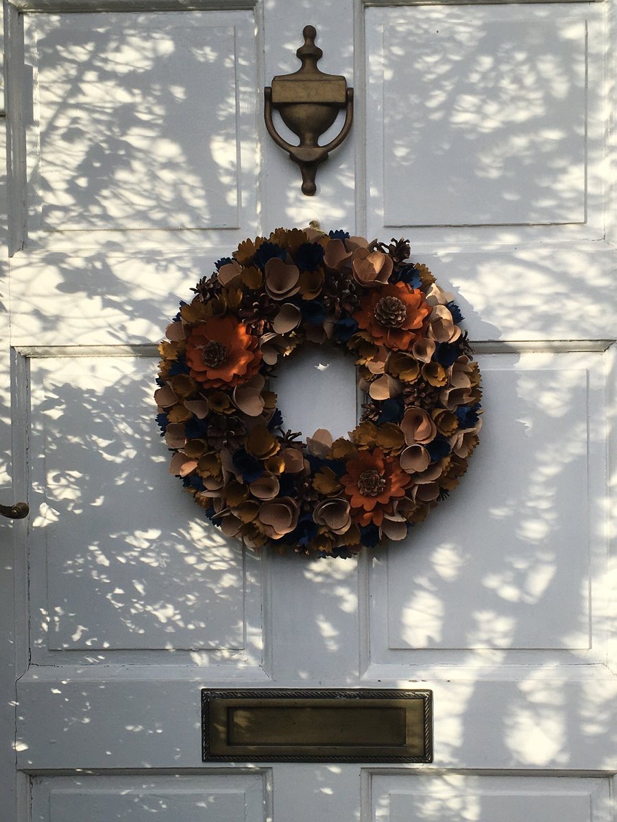 Jan_Lentzos's tweet photo. Sunshine & shadow 😌
☀️🌿
#MyFrontDoor #Autumn #Evening #Sunshine #Shadow #AutumnWreath #DoorWreath #WoodenWreath #Wood #PineCones #JuteString #EnvironmentallyFriendly #EcoFriendly #DoorDecor #Wreath #November #AutumnDecor #CelebrateTheSeason #SpreadALittleCheer #AutumnVibes 🍁 https://t.co/B8TGp6Oo8v