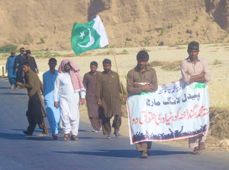 Khpaltweets's tweet photo. Crossed them near #Bolan, they are conducting #LongMarch under the leadership of Muhammad Sadeeq Umrani from #UstaMuhammad to #Quetta for basic rights.
God Help our People.
#Balochistan #SaturdayMorning https://t.co/bZRh86jbGd