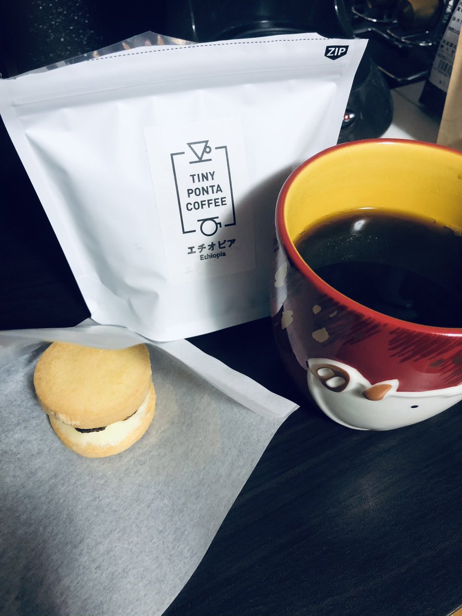 otamint310's tweet photo. めちゃめちゃ近所に #珈琲 屋さんが出来ました🙌🏼
昨日オープンした #TinyPontaCoffee さん。
数種類を試飲させて戴いて、一番気に入ったエチオピアの豆と地元ブレンドを購入。
今日は #ハンドドリップ で。豆の膨らみ見てるだけでニヤけますね
南の国の情熱のアロマ最高☺️
#おうちカフェ https://t.co/xPBBsEGom4