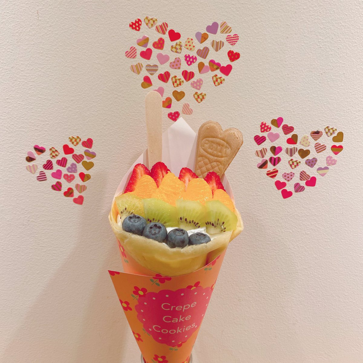 circuscrepe's tweet photo. こんにちは、ジェイです🧸🎀

本日ご紹介するのはフルーツタルトクレープ��す🍓
中にはフルーツが沢山!そしてカスタードと生クリームとブルーベリーソースが入っています♡
タルト生地がアクセントになっていて、まるでフルーツタルトを本当に食べているようなような美味しさです🍊
是非ご賞味下さい◎ https://t.co/kR47gnssv0