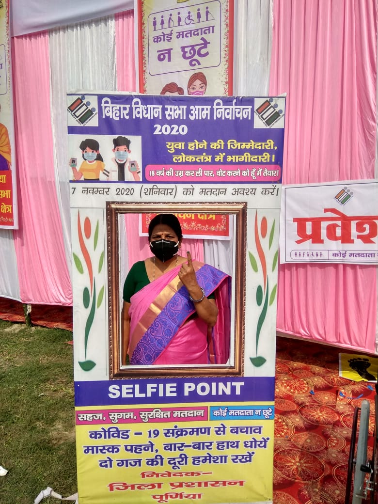 purnea_sveep's tweet photo. PwD/Senior Citizen मतदाताओं को Volunteers के माध्यम से सहायता प्रदान की जा रही है, santisation टीम सक्रिय है एवं कविड-19 प्रोटोकॉल का पालन करते हुए जिले में शांतिपूर्ण मतदान जारी है। https://t.co/rvXNio6beG