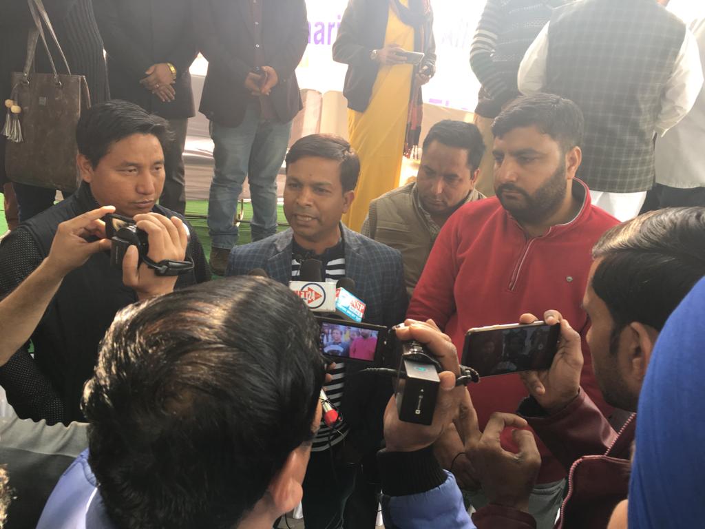 nhmindia's tweet photo. #Justicefirnhmemployee
#NHMनियमितिकरण
15 फरवरी 2019 को @nhmindia ने भारत के समस्त 3 लाख कर्मचारियों के अधिकारों के लिए अपनी आवाज बुलंद की थी देश की राजधानी दिल्ली में।
वक्त है अपनी मांगों के लिए एकजूट होने का ।
@PMOIndia 
@drharshvardhan 
@ANI 
@ThePrintIndia 
@inhnewsindia https://t.co/qIyO6nzNQc