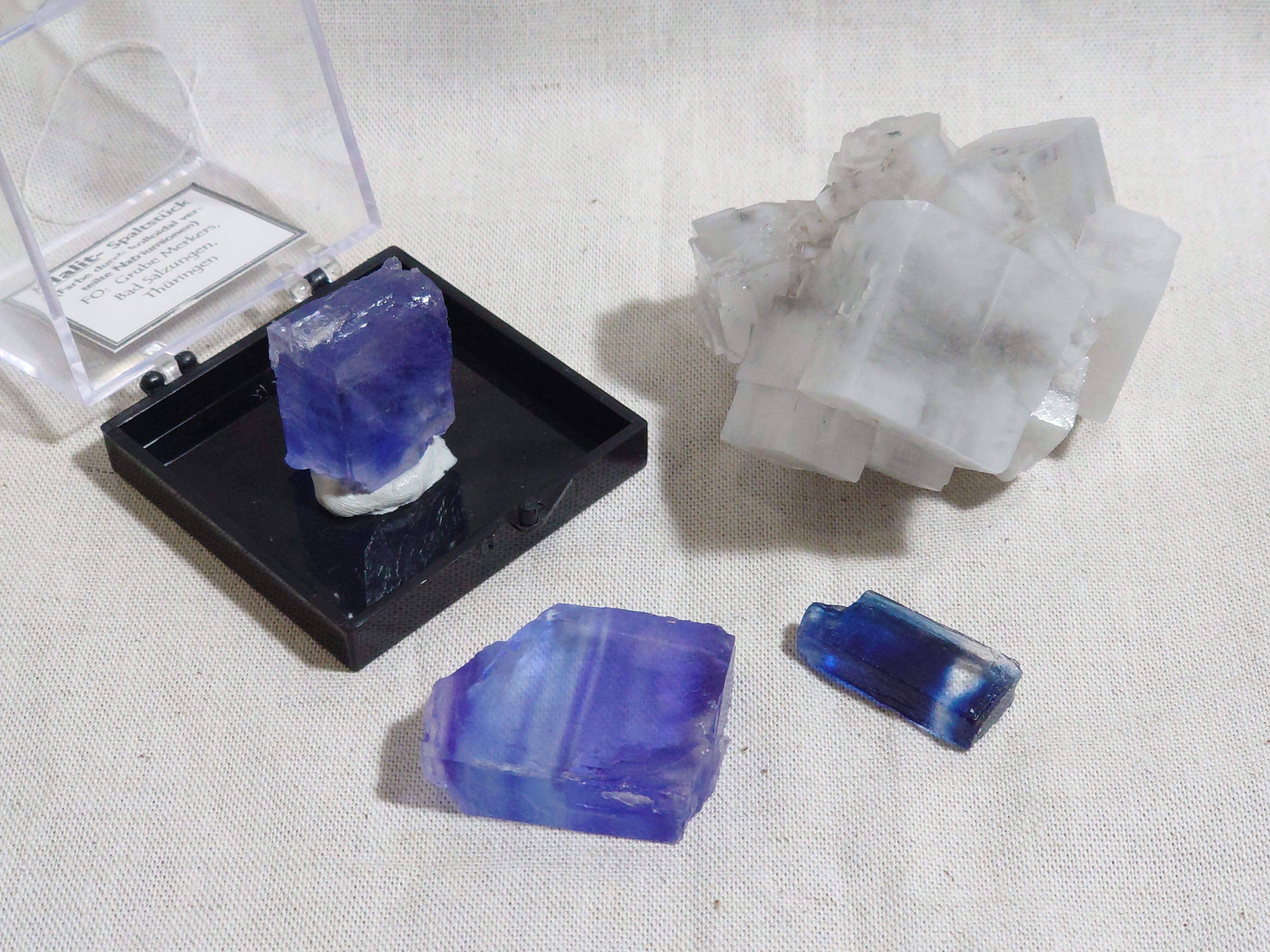 تويتر 玩石御宅族على تويتر 鹽顏 岩鹽 石鹽 岩鹽 Halite 顏色種類很多 白色 無色 黃色 綠色 粉紅 藍色 紫色 至色 原因不盡相同 圖片中的標本因為結晶時出現缺陷 變成紫色以及藍色 另一種造成至色的原因是含有雜質 可能產生出綠色或是黃色等晶體 美麗