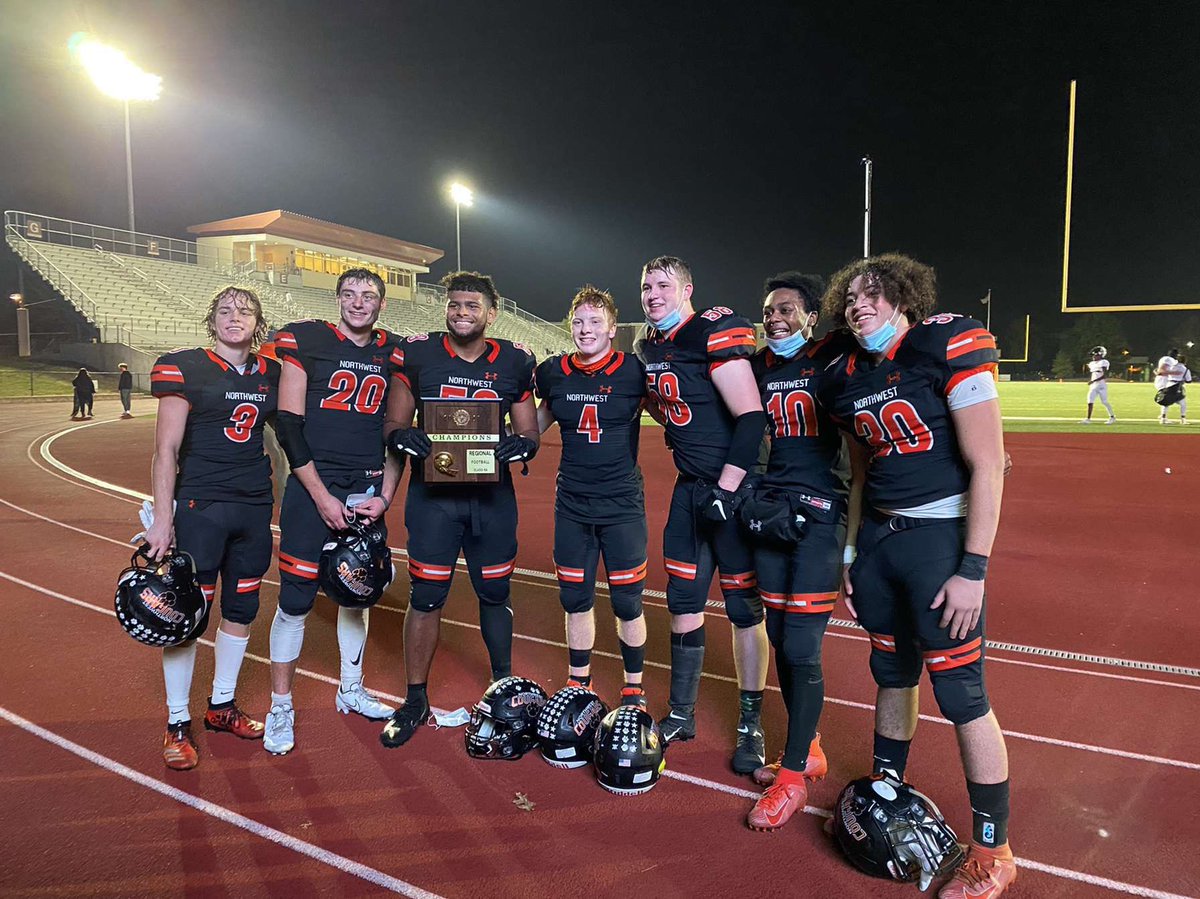 MichaelHarris0_'s tweet photo. Regional Champs With My Brothers!!! On to the next !! 🦍🦍 https://t.co/N3RWM5PlV7