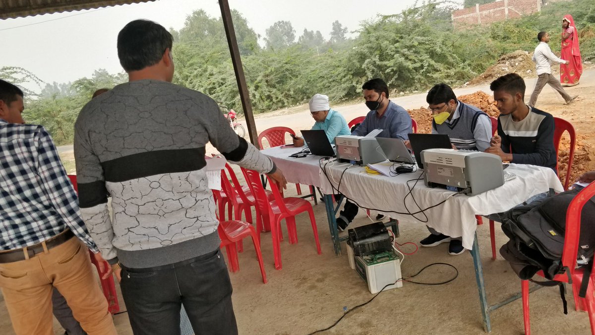 SandilaSdo's tweet photo. विद्युत वितरण उपखंड संडीला के अंतर्गत ग्राम जरहा  में विद्युत उपभोक्ता सहायता समाधान शिविर लगाया गया है उपभोक्ताओं की बिलिंग संबंधी व अन्य शिकायतों का अनुश्रवण व निदान कराया जा रहा है @MVVNLHQ @mvvnlhardoi https://t.co/xKgR6hMB10