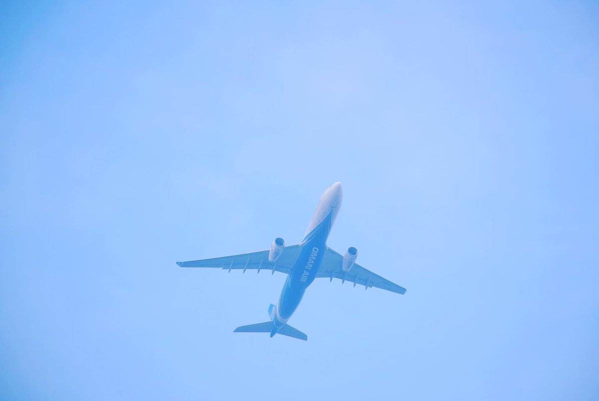 avgeeks_united's tweet photo. Shots Of An Oman Air B787 On It’s Final Landing @CSMIA_Official 🛬🛬🛬

Pictures clicked by @TheHarsh_Patil 
For more pictures and videos like this follow @avgeeks_united 
.
.
.
.
.
.

#b787 #b787dreamliner #b7879 #b787lovers #b7878 #aircrafts #aircraftspotting #aircraftspotter https://t.co/YuwMhUfzAa