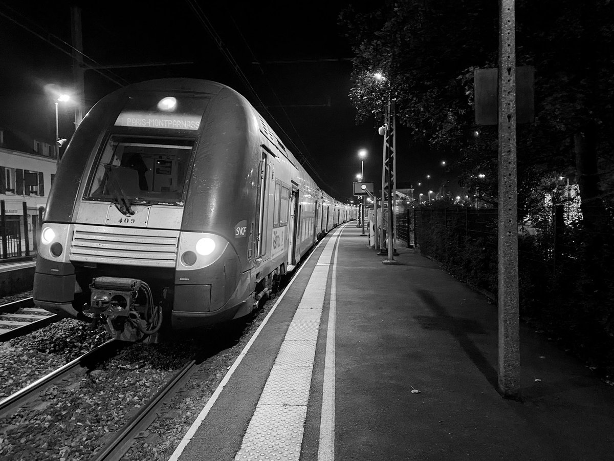 GaylordMnGr's tweet photo. « Je prends le train des insomnies
Et plus rien ne m'arrête
De l'aube jusqu'à l'aurore
Trajet à très grande ivresse
Mes nuits sont plus belles que vos jours
A bord du midnight express
Couper l'espace, fendre l'air
Un voyage pour trouble-fête. »
#Merzhin https://t.co/FgoOZ15Fg5