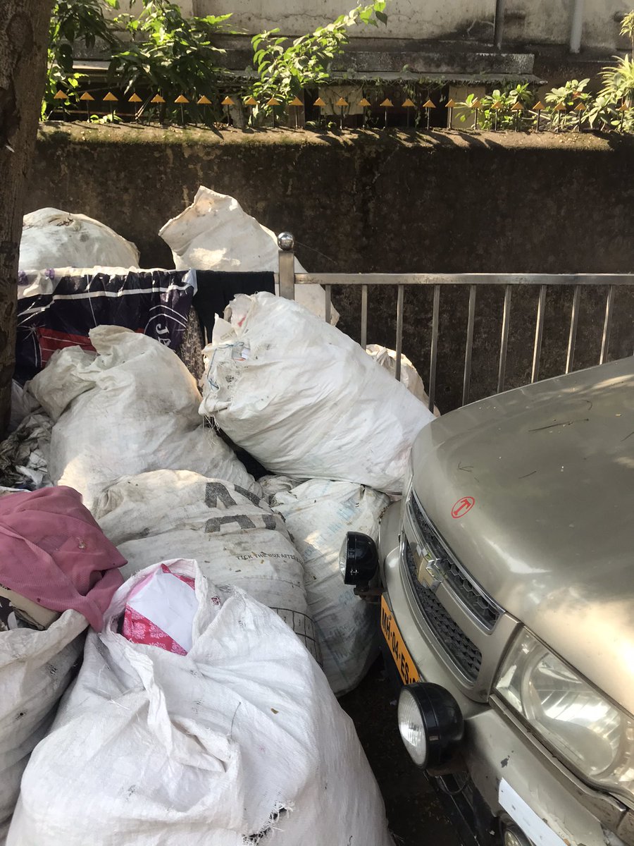 _y2cry's tweet photo. #missingfootpath Entire footpath of RP rd near Ashok Sukharam Bhalerao chowk Mulund(W) is blocked by garbage bags @mybmcWardT @mybmc @mybmcSWM @mihirkotecha @CMOMaharashtra @GangadhareBJP_ kindly make footpath available to pedestrians @mulund_info @MulundMumbai @Mymulund_mumbai https://t.co/9AZHNmYiS6