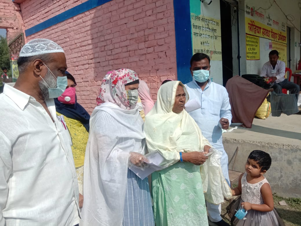 ShahnawazRJD's tweet photo. माँ, बड़े भाई और wife के साथ अपने गाँव सिसौना में मौजूद बूथ पर vote किया। बड़ों की दुआ साथ है, #AIMIM जोकिहाट जीत रही है। इंशाल्लाह!

अगर आपने अबतक वोट नहीं किया है, जल्दी से बूथ पर जाकर पतंग को वोट दीजिए। 
#vote4kite https://t.co/EnCbb8DRv1