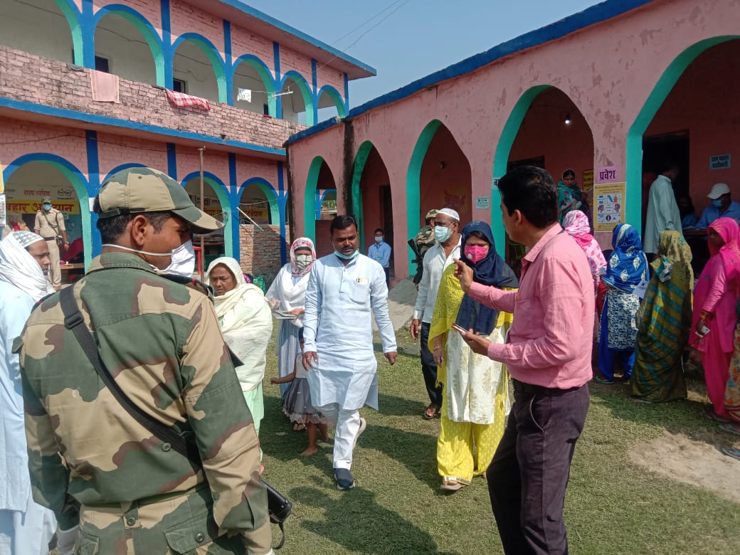 ShahnawazRJD's tweet photo. माँ, बड़े भाई और wife के साथ अपने गाँव सिसौना में मौजूद बूथ पर vote किया। बड़ों की दुआ साथ है, #AIMIM जोकिहाट जीत रही है। इंशाल्लाह!

अगर आपने अबतक वोट नहीं किया है, जल्दी से बूथ पर जाकर पतंग को वोट दीजिए। 
#vote4kite https://t.co/EnCbb8DRv1