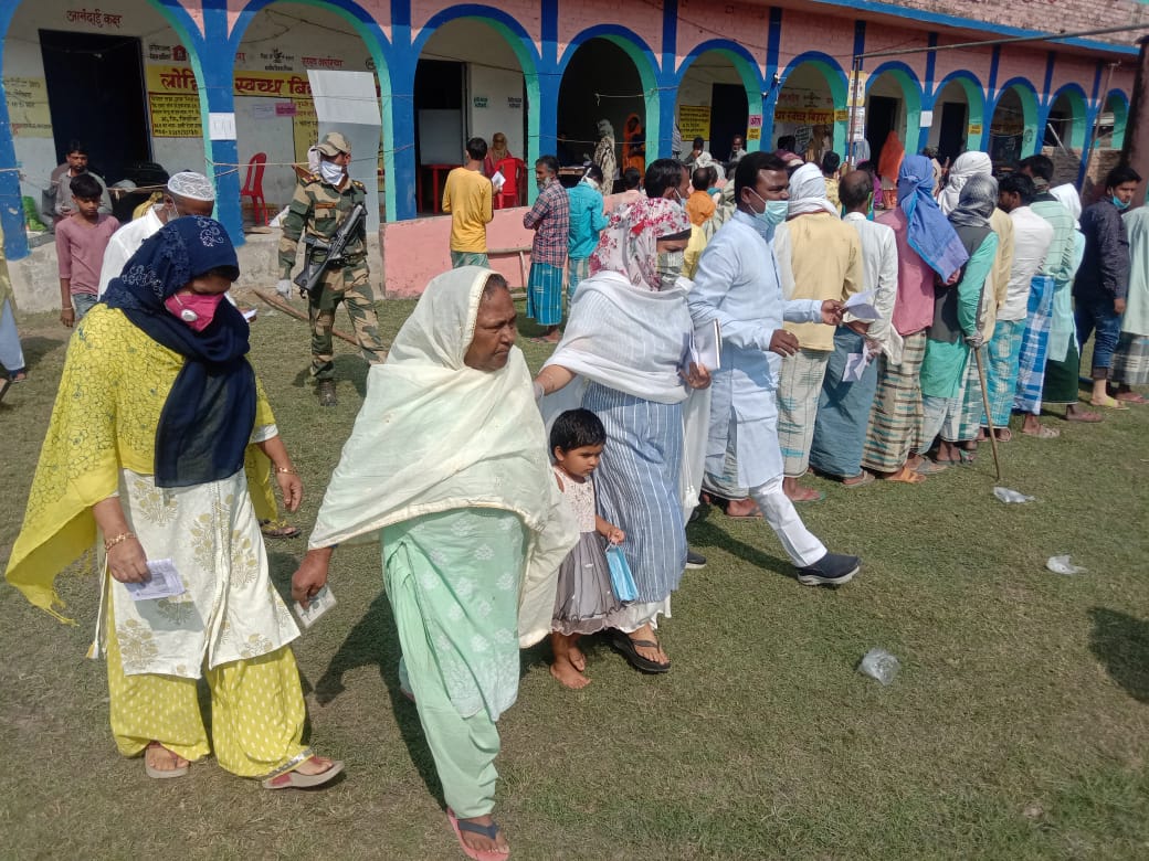 ShahnawazRJD's tweet photo. माँ, बड़े भाई और wife के साथ अपने गाँव सिसौना में मौजूद बूथ पर vote किया। बड़ों की दुआ साथ है, #AIMIM जोकिहाट जीत रही है। इंशाल्लाह!

अगर आपने अबतक वोट नहीं किया है, जल्दी से बूथ पर जाकर पतंग को वोट दीजिए। 
#vote4kite https://t.co/EnCbb8DRv1