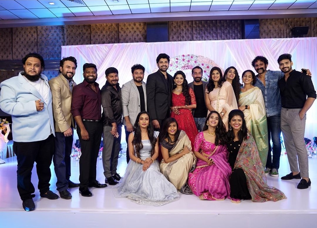 HydTimes's tweet photo. A #BiggBossTelugu reunion at #SamratReddy & #Likhita's wedding after-party in #Hyderabad โจ
#DeepthiSunaina #TanishAlladi #BiggBossGanesh #Kireeti #RollRida #AmitTiwari #DeepthiNallamothu #Syamala #PoojaRamachandran #RaviKrishna #SanjanaAnne #Mrudula https://t.co/zVkNWyiHVd