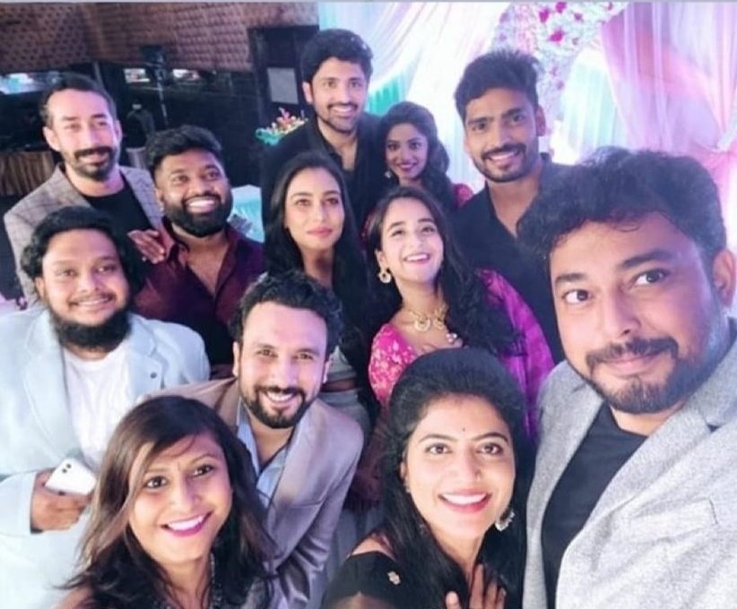 HydTimes's tweet photo. A #BiggBossTelugu reunion at #SamratReddy & #Likhita's wedding after-party in #Hyderabad โจ
#DeepthiSunaina #TanishAlladi #BiggBossGanesh #Kireeti #RollRida #AmitTiwari #DeepthiNallamothu #Syamala #PoojaRamachandran #RaviKrishna #SanjanaAnne #Mrudula https://t.co/zVkNWyiHVd