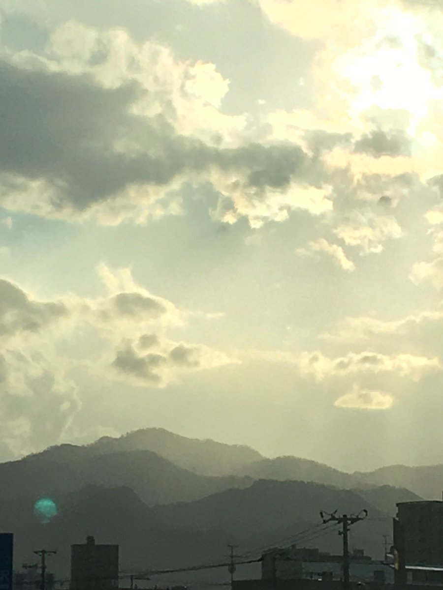 Studio26cafe's tweet photo. 山の連なりが水墨画みたい。。 https://t.co/g3TaYocAsx