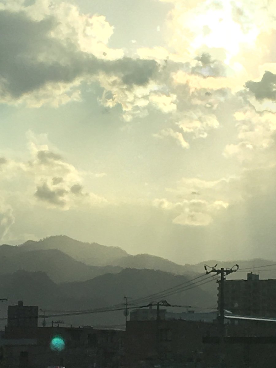 Studio26cafe's tweet photo. 山の連なりが水墨画みたい。。 https://t.co/g3TaYocAsx