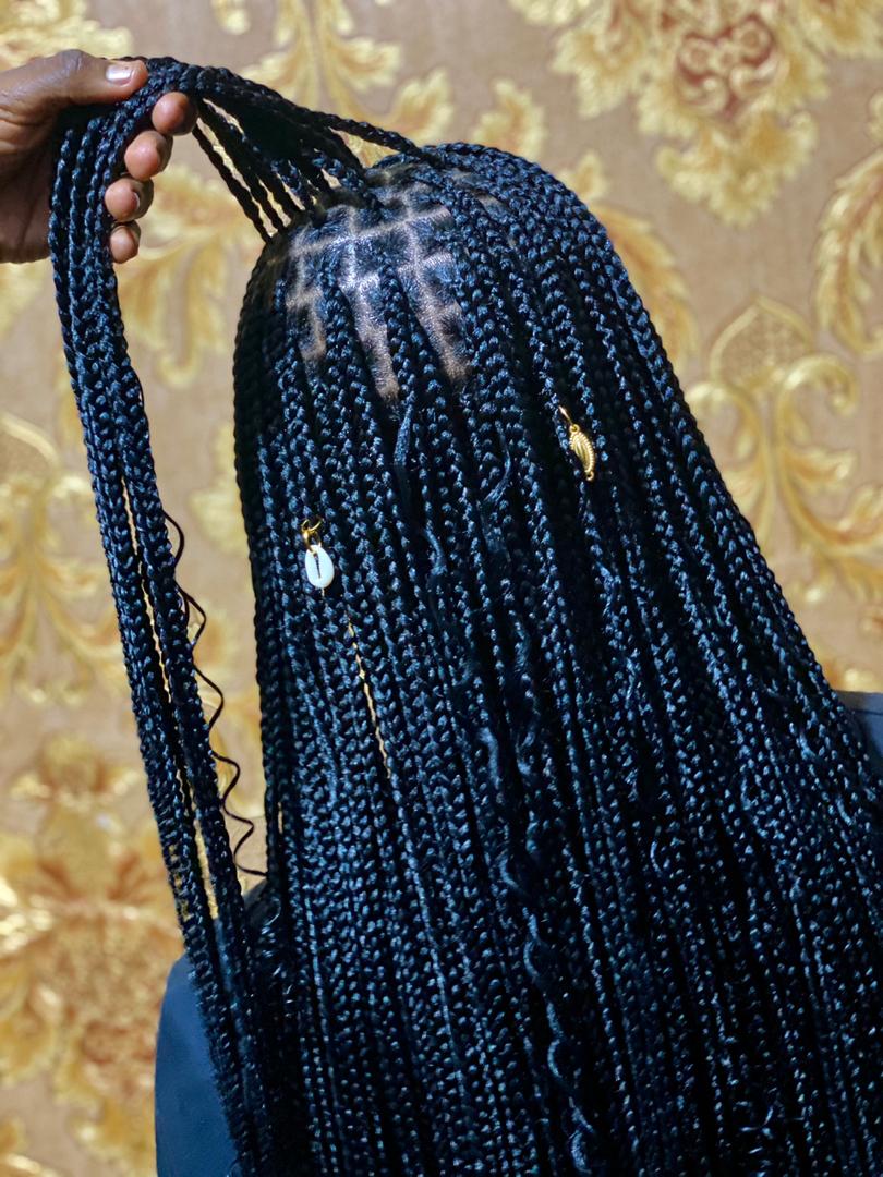 SoyesHairxtensn's tweet photo. Black and beautiful knotless braids for @bube_mma
Thanks for coming dearie💞

Book me for your next braid session dears🤗
I'm your plug + I'm available in Lagos darlings❤
(Appointments only! 🤗) 

Please retweet when you see this❤
@_DammyB_ https://t.co/UiWujez7Sx