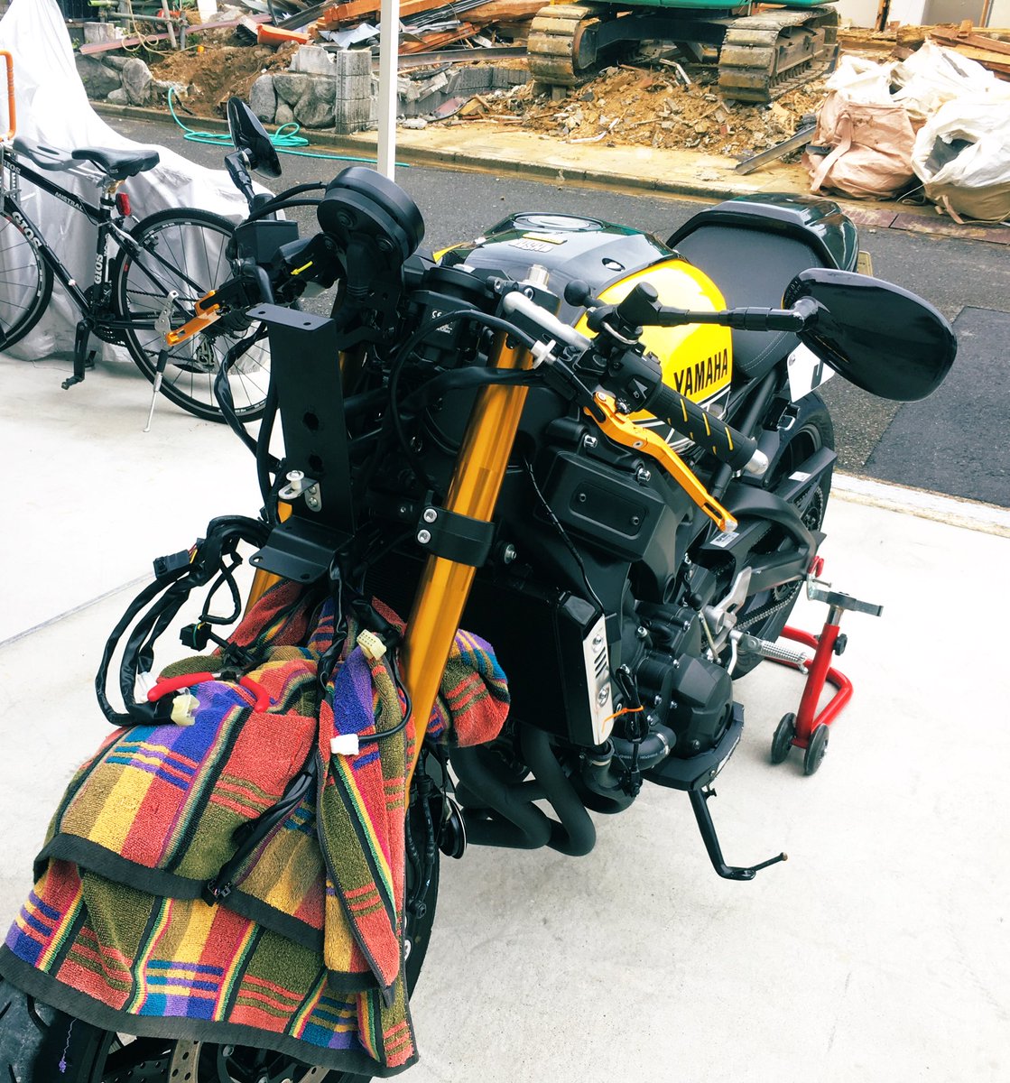 pomp_miki's tweet photo. ご無沙汰しております。やーーーっとこさS2カウルのインストールが出来ました。噂に違わぬ難易度でした。(謎のステーが余ってる)
#XSR900 #S2concept #retrofairing #CafeRacer https://t.co/M6Z9nOacEl