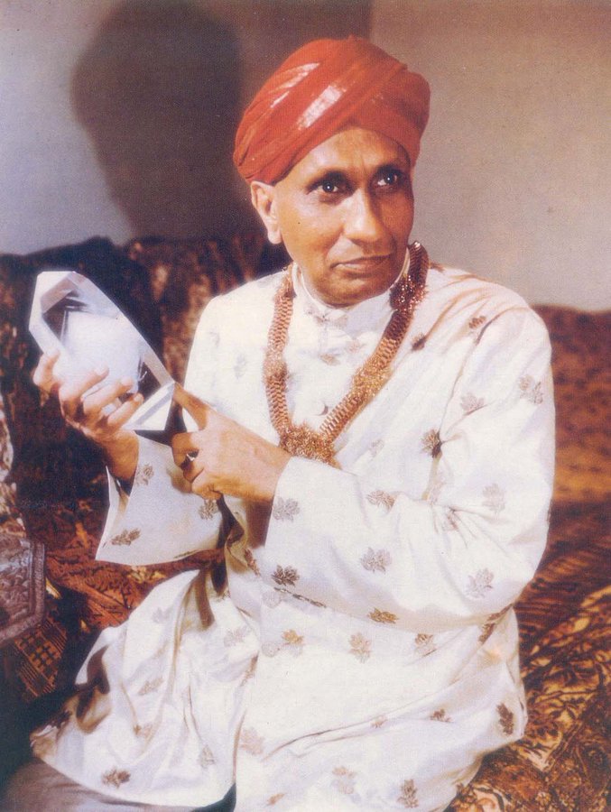 And here is Sir CV Raman doing what he loved most - dress up as a magician on weekends and have children gather round him. His magic shows were all the rage.He holds in his hand a quartz crystal. (From the Solid State and Structural Chemistry Unit,  @iiscbangalore.)