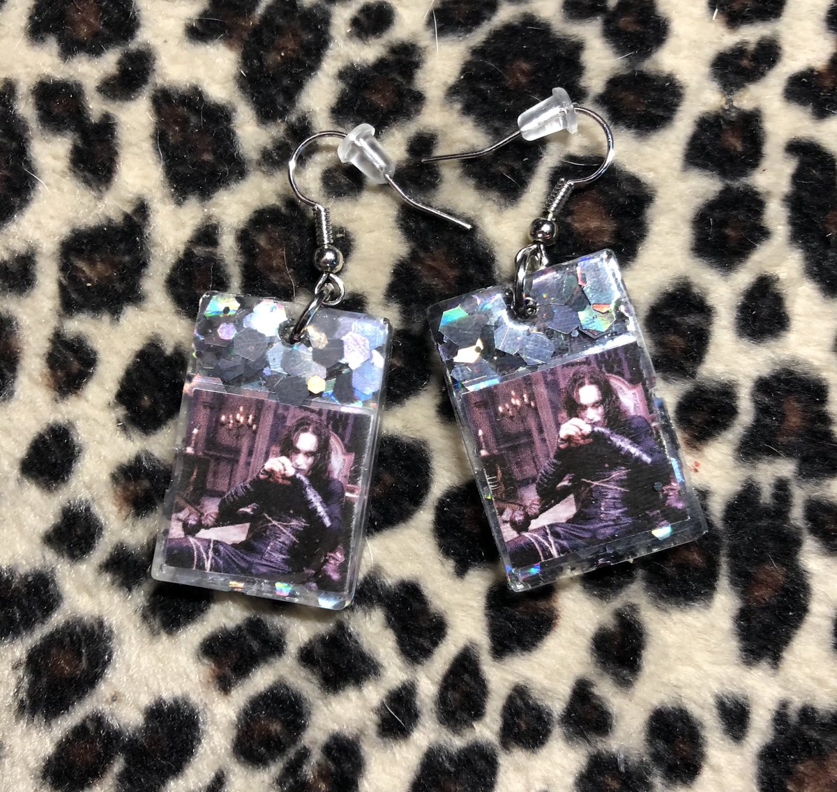 MagicalMeonEtsy's tweet photo. Finished another custom pair of earrings for a lovely friend 🥰 Let me know if you’d like a pair made for you! (Choose your graphic!) Christmas is coming....🎄✨

#handmade #resinart #thecrow #ChristmasGiftIdeas #shopsmall #smallbusiness #oneofakind #uniquegifts 💖🤘🏻 https://t.co/dhDhLwBSXY