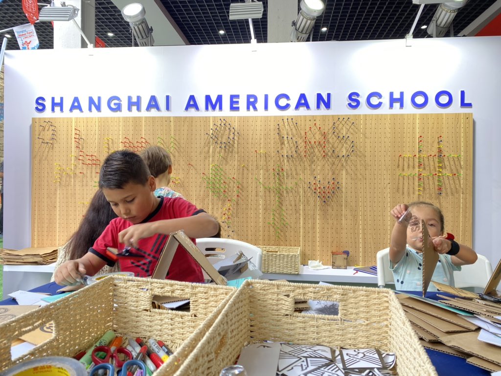 serzinclioglu's tweet image. #PDESRocks representing @SASChina at the Shanghai Maker Faire. Way to go @amyamyhoss! #makersgonnamake #cardboardchallenge #build #create #make