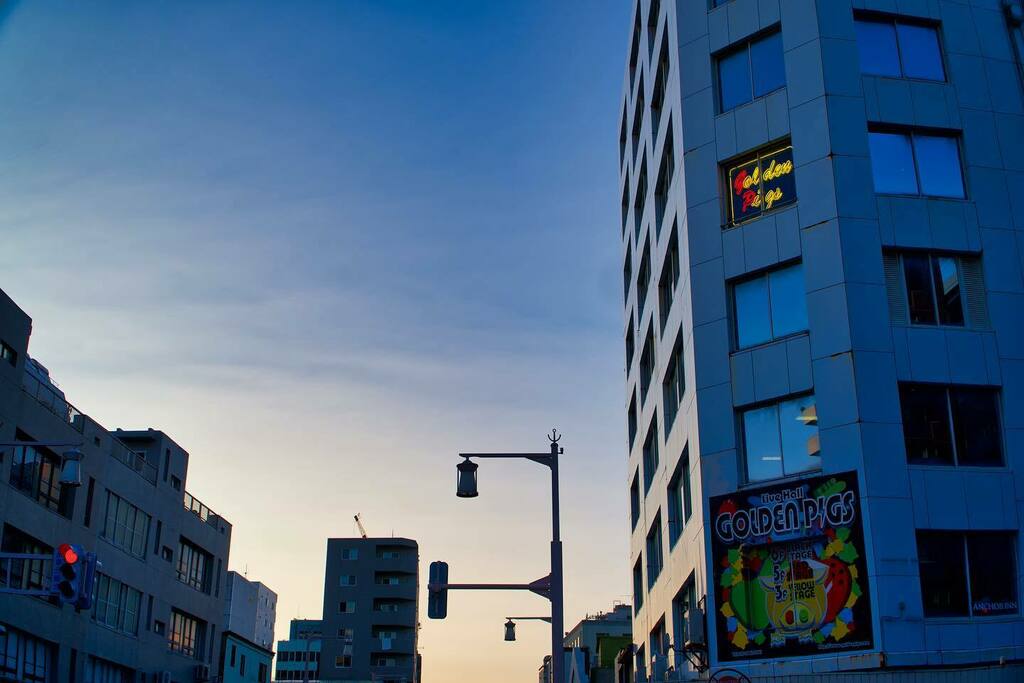LonelyWarBoy's tweet photo. #photography #livemusicclub #cityshoot #goldenpigs #sunset #niigata #japan #ファインダー越しの私の世界 #ライブハウス #街撮り #夕焼け #新潟 #日本 #写真好きな人と繋がりたい #sonya6400 #sel18105g https://t.co/5nER7SPMEr