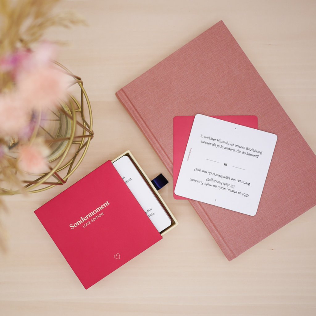 sondermoment's tweet photo. Unsere Love Edition glänzt in neuer Farbe mit neuen Fragen und drei Schwierigkeitsgraden – perfekt für die kalten Tage mit dem*r Partner*in um Zuhause eingemummelt in eine Decke interessante #Gespräche zu beginnen und noch mehr von einander kennenzulernen.⁠
#kennenlernen #liebe https://t.co/odRf5K7Z03