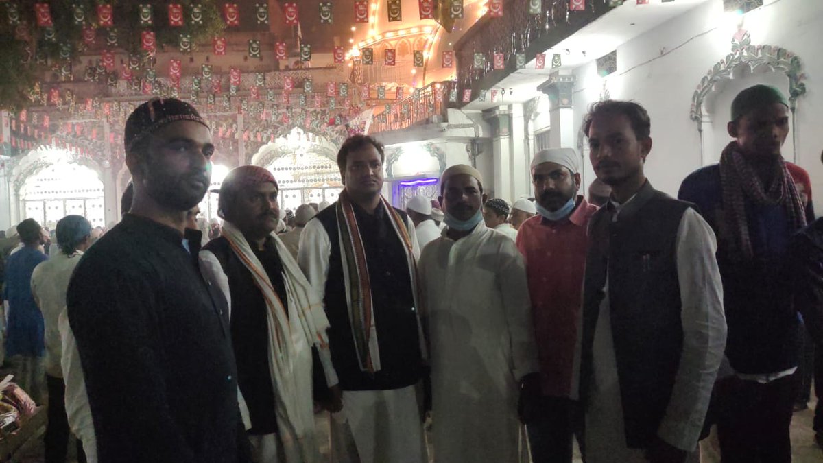 दरगाह किछौछा शरीफ अम्बेडकरनगर के हज़रत सय्यद कुमैल अशरफ जी की नमाज़े जनाज़ा व तदफीन में कांग्रेस महासचिव श्रीमती प्रियंका गांधी जी के निर्देश पर उत्तर प्रदेश कांग्रेस अल्पसंख्यक विभाग चेयरमैन जनाब <a href="/UPkaAlam/">Shahnawaz Alam</a> जी ने स्थानीय कांग्रेस कार्यकर्ताओं के साथ शिरकत किया !
