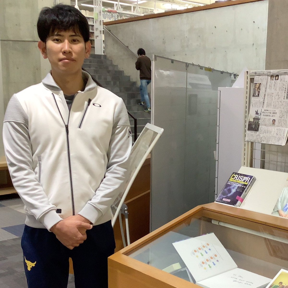 hagi_no_suke's tweet photo. [本館]ノーベル化学賞のダウドナ教授のサイン本をお借りした笠原様（生命科学研究科の御出身）が来館されました！大隅館長と記念写真♪ #GoTo図書館 #GoToLibrary https://t.co/duBu1HUlbE