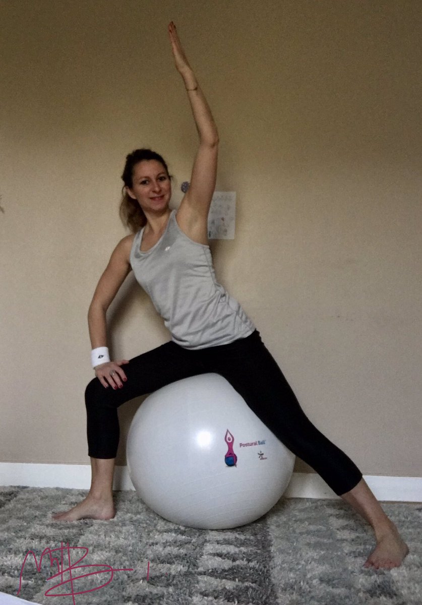 melaniebeaucher's tweet photo. [#PosturalBall] Je viens d’animer, en visio, mon cours de @PosturalBall pr de fidèles participantes sportives et #bienveillantes !🧘‍♀️Prendre soin de son corps &amp; de son esprit favorise forme &amp; vitalité ! #BienEtre #sport #santé #détente #relaxation #confinement2🙏🏻@frocq https://t.co/56MmrlJOPv
