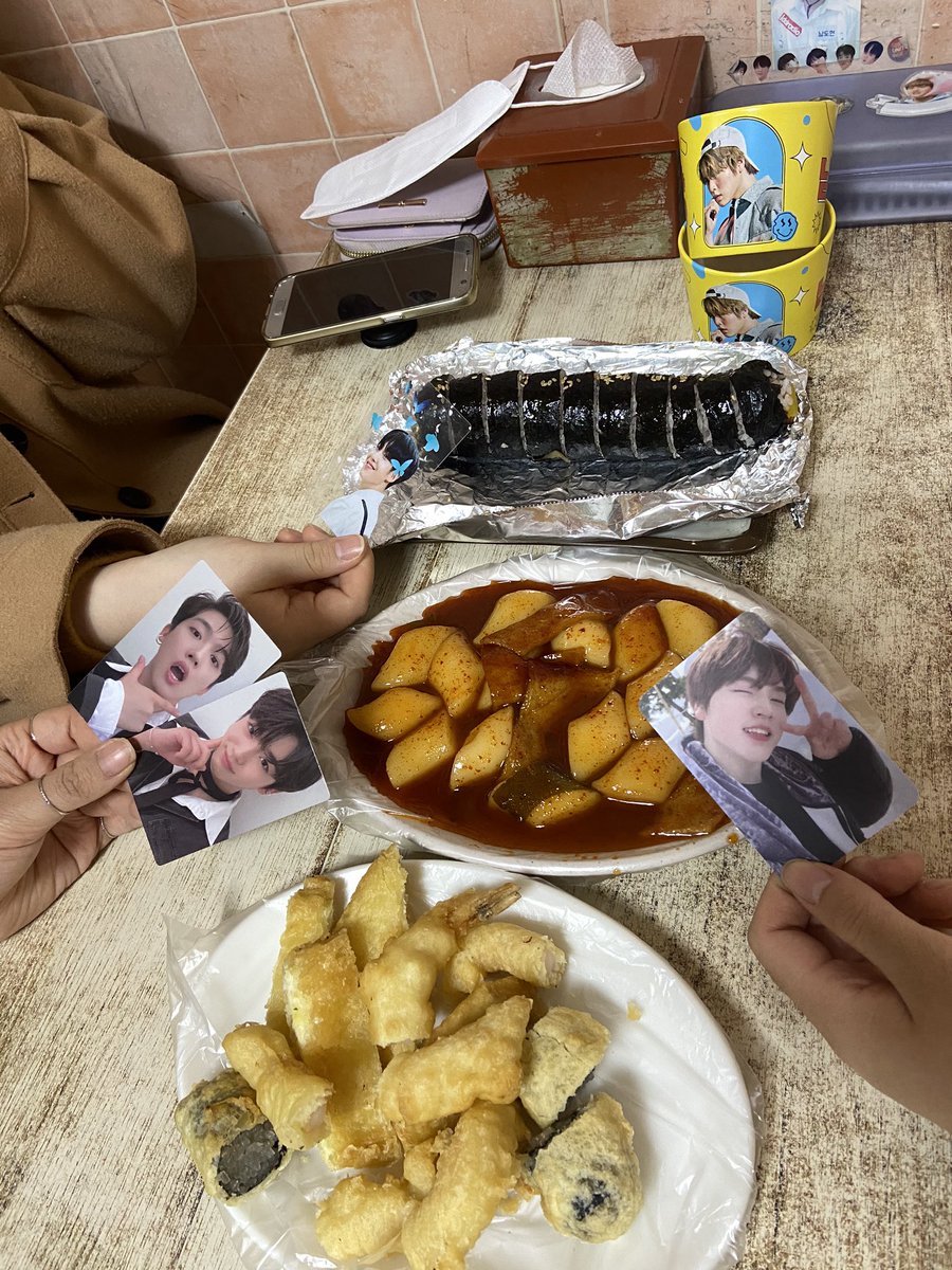 DoDoMom_hamzzi's tweet photo. 나와 돼지파티 해준 당신들깨 깊은 감사..
@YOH_990922 @chaechae_26 
#남도현_한입도_안줄래
구재재식당 현키친다함 넘 행복하게 먹음ㅜ
조만간 또 만나자😊
#결절떠않 https://t.co/jMnPRWyHKC