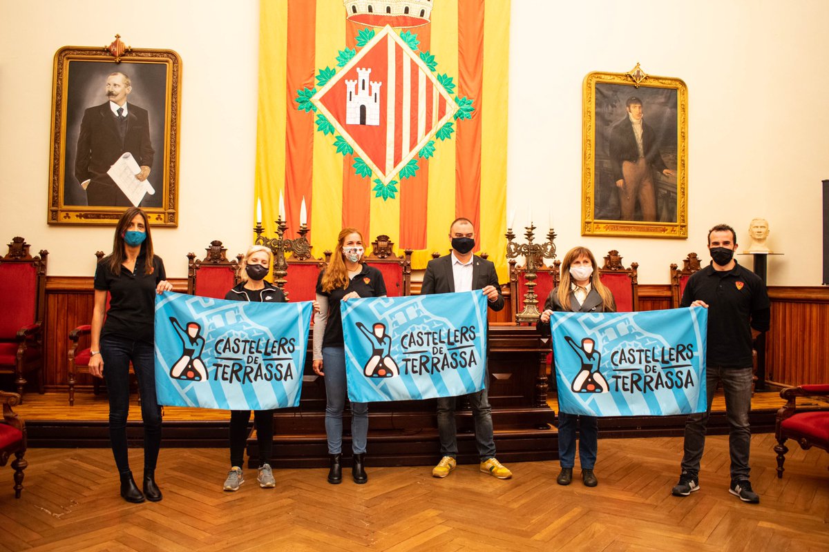 CDTerrassa's tweet photo. Ahir ens van rebre a l’Ajuntament en motiu de la Diada de la Colla. Vam aprofitar per fer entrega del domàs de la colla i explicar com ens hem reinventat amb la pandèmia. Agraïm el suport i desitgem portar els castells a plaça el més aviat possible! #castellers #40anysturquesa https://t.co/EpgabnpBEr