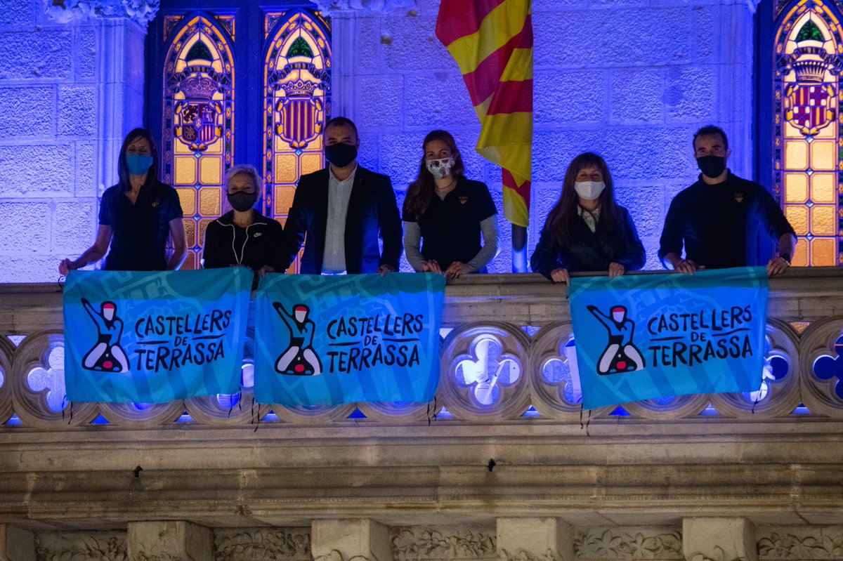 CDTerrassa's tweet photo. Ahir ens van rebre a l’Ajuntament en motiu de la Diada de la Colla. Vam aprofitar per fer entrega del domàs de la colla i explicar com ens hem reinventat amb la pandèmia. Agraïm el suport i desitgem portar els castells a plaça el més aviat possible! #castellers #40anysturquesa https://t.co/EpgabnpBEr