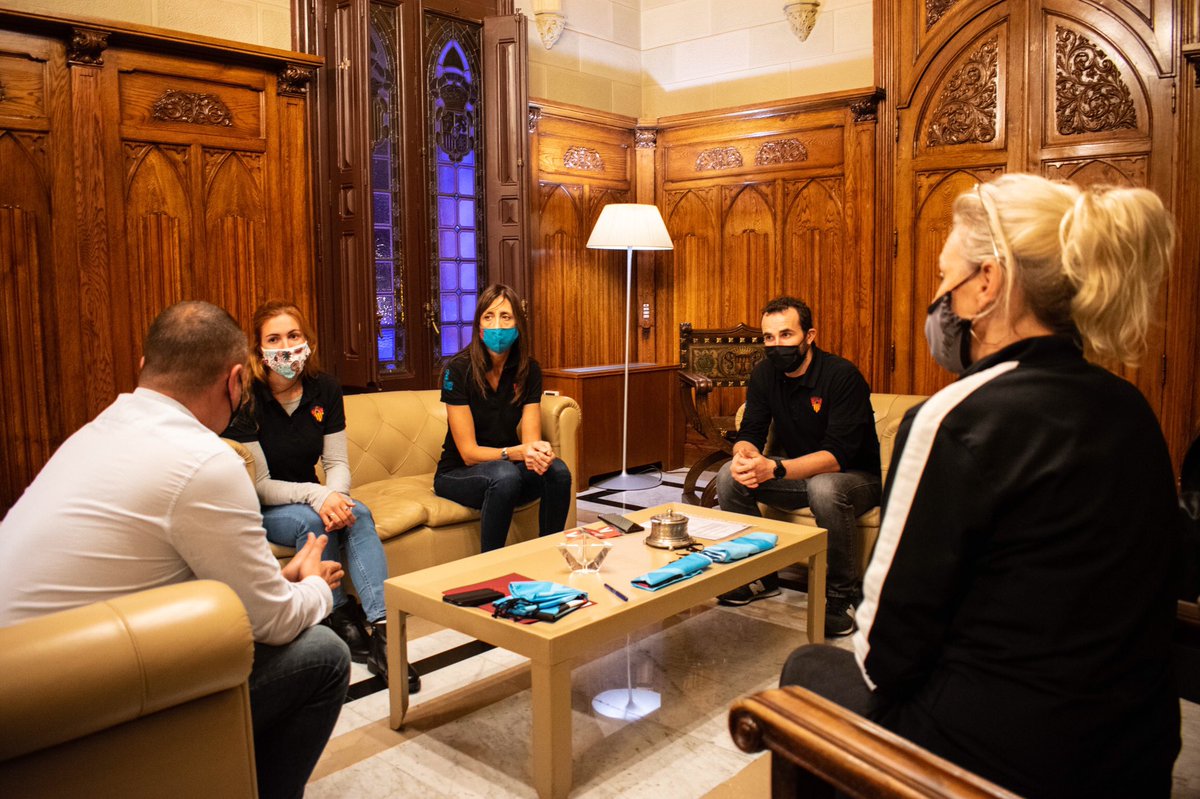 CDTerrassa's tweet photo. Ahir ens van rebre a l’Ajuntament en motiu de la Diada de la Colla. Vam aprofitar per fer entrega del domàs de la colla i explicar com ens hem reinventat amb la pandèmia. Agraïm el suport i desitgem portar els castells a plaça el més aviat possible! #castellers #40anysturquesa https://t.co/EpgabnpBEr