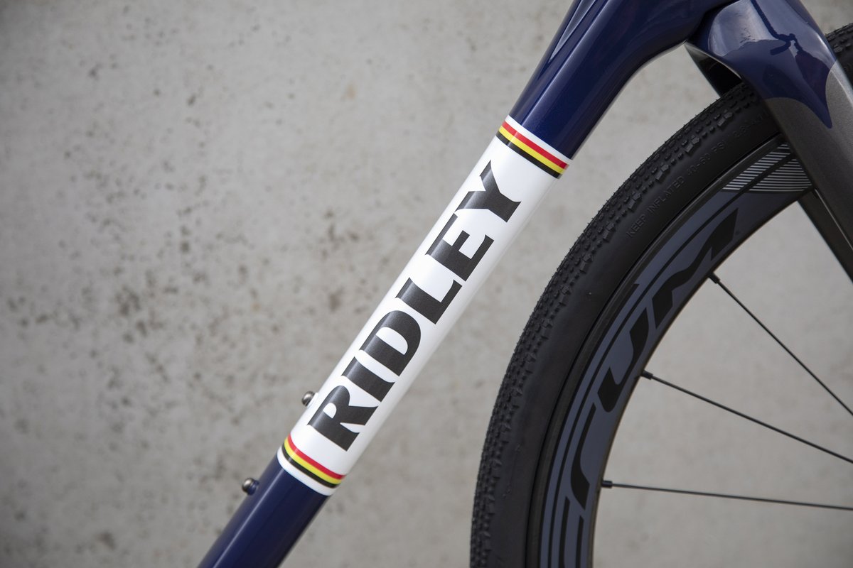 Ridley_Bikes's tweet photo. The Pureline Heritage design is one of our most iconic designs and it looks awesome on the Kanzo Speed don't you think?
1. Base Colour: 466 Dove Grey
2. Colour 1: Deep Dark Blue // 115
3. Choose Finish: Gloss
#KanzoSpeed #Pureline https://t.co/eFBuphJCaX