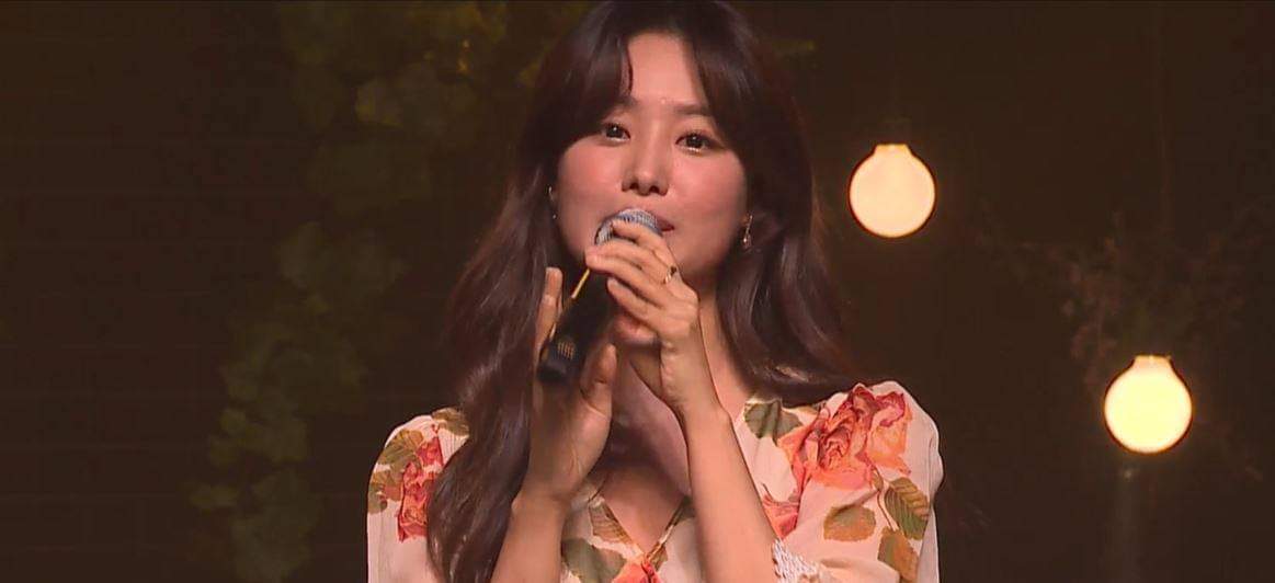 hellokpop's tweet photo. Song Ji Eun will 'give you everything', like a harmonic acapella stage for her sweet song "25"! 💛
Presented by: @cdmentph
#송지은 #SONGJIEUN #UNTACT_LIVE #BLOOM #피어나 #開花 #피어나_開花 https://t.co/w3aR66594X