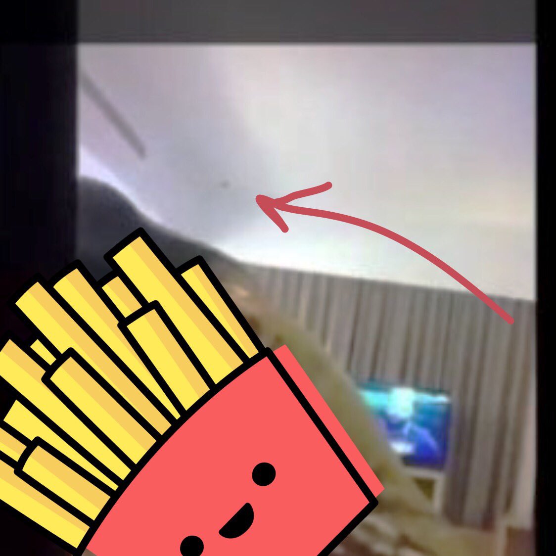 peripapaya's tweet photo. @gagamlkibrahim gua ga liat pemainnya deh. liat struktur bangunannya beda boss. sudut atas 
ruangannya BEDA. pada melek ga sih?? ntar kena UU ITE lohhh👀👀 https://t.co/Gam25ulg8w
